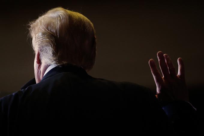 Ne moreš biti Trumpov privrženec, če nisi človek take vrste, ki verjame "novicam", ki se brez preverjanja in prevpraševanja delijo na družbenih medijih.  | Foto: Reuters