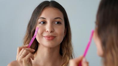 Kako učinkovito in varno odstraniti dlačice na obrazu?