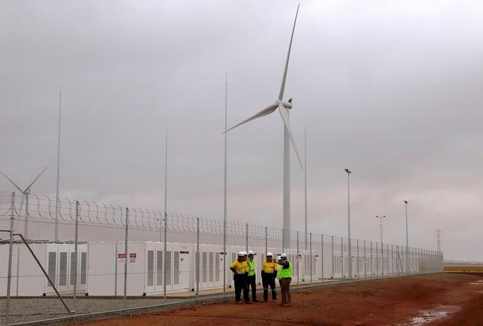 Znamenita Teslina megabaterija v Avstraliji, ki shranjuje energijo iz tamkajšnje vetrne elektrarne, je bila postavljena z namenom zagotavljanja varnosti elektroenergetskega omrežja Južne Avstralije. | Foto: Reuters
