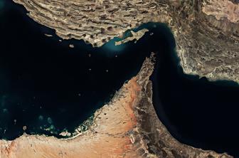 Iran: Hormuška ožina bo v času prekinitve ognja v celoti odprta