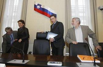 Vlada in sindikati za spremembo kolektivne pogodbe za javni sektor