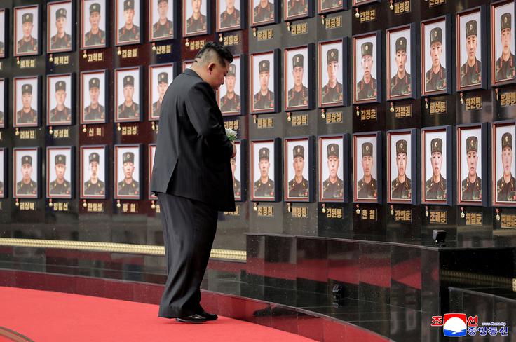Poklonil se je padlim severnokorejskim vojakom. | Foto: Reuters