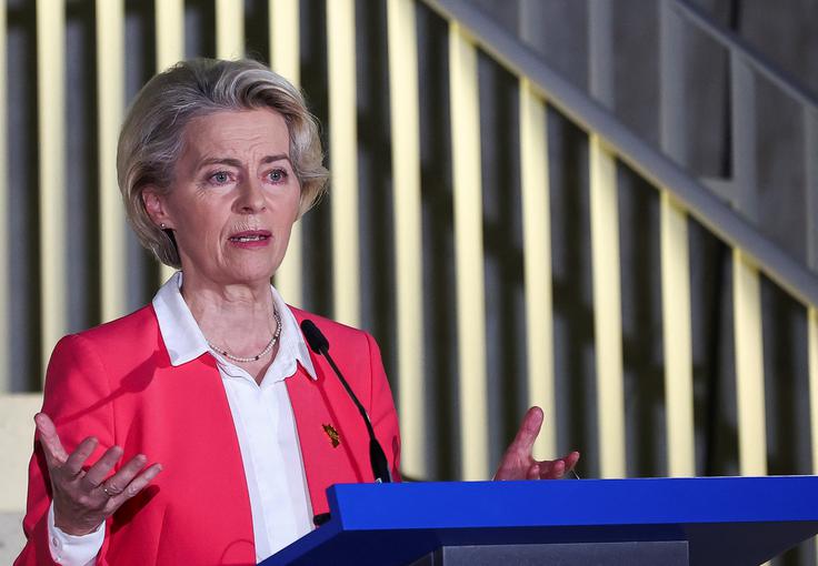 Predsednica Evropske komisije Ursula von der Leyen: "Vemo, da so družbe, v katerih so ženske in moški obravnavani enako, boljše, pravičnejše in uspešnejše. Izkoristimo torej ogromno bogastvo talentov in sposobnosti vseh, tako moških kot žensk." | Foto: Reuters