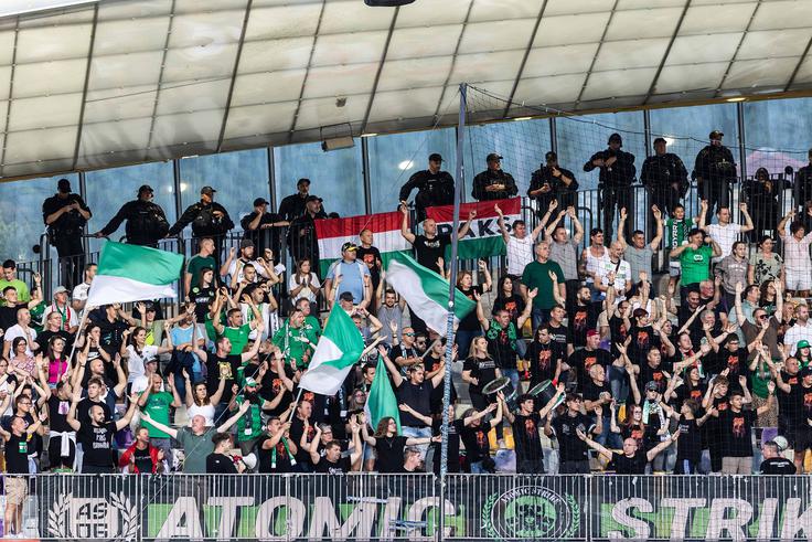 Navijači Paksija so v četrtek proslavljali napredovanje svojih ljubljencev v tretji krog kvalifikacij za konferenčno ligo. | Foto: Jure Banfi