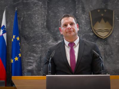 Resni.ca s predlogom zakonske prepovedi izobešanja zastav brez pravne podlage na pročelja uradnih institucij