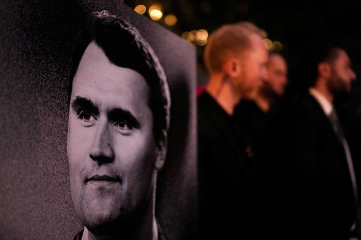 Charlie Kirk je imel po mnenju mnogih političnih analitikov pred zadnjimi ameriškimi predsedniškimi volitvami ključno vlogo pri mobilizaciji mlajših volivcev v ZDA, ki so svoj glas nato namenili Donaldu Trumpu. | Foto: Reuters