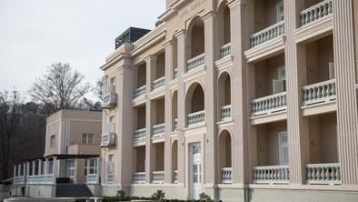 Bo najdražji hotel v Sloveniji našel kupca, ki ga bo rešil pred propadom?