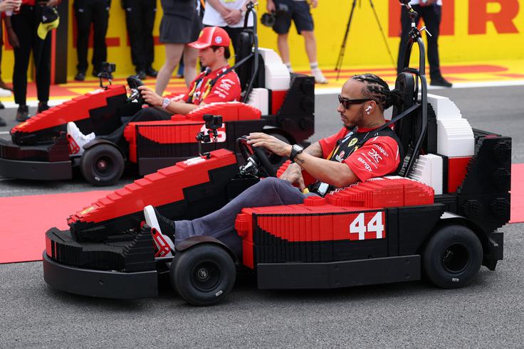 Parade dirkačev z lego dirkalniki se je udeležil tudi Lewis Hamilton, čeprav je v četrtek dejal, da se ne bo. | Foto: Reuters