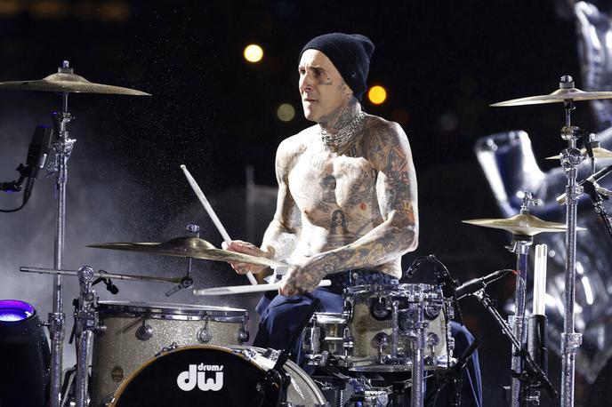 Travis Barker | Bobnar Travis Barker si je na koncertu očitno dal duška in si pri tem na bobnih poškodoval prste na levi roki. | Foto Guliverimage
