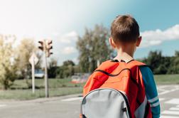Otrok z nahrbtnikom na potepu po slovenski avtocesti, želel je obiskati prijatelja
