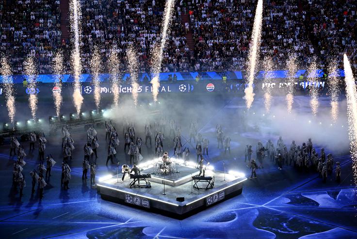 Spektakel v Münchnu je pred začetkom oplemenitila ameriška glasbena skupina Linkin Park. | Foto: Reuters