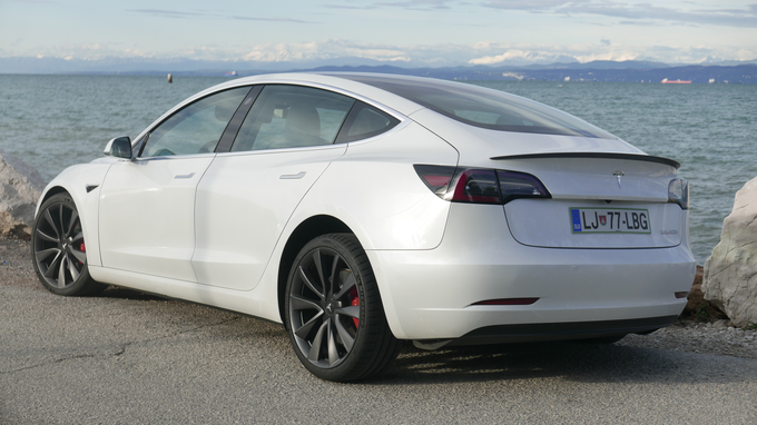 Tesla je lani v Evropi prodala 85 tisoč modelov 3, skupni tržni delež znamke pa je precej padel. | Foto: Gregor Pavšič