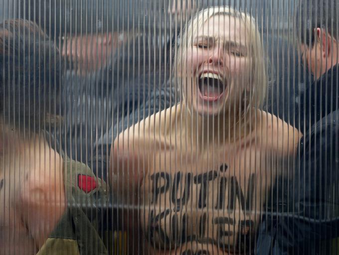 Putin ima za zdaj še podporo Rusov, v sosednji Ukrajini pa je zelo osovražen. Na fotografiji: članica skupine Femen protestira proti Putinu. | Foto: Reuters
