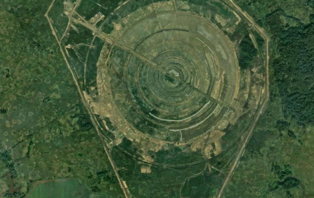 sistem anten v Kaliningradu | Analiza satelitskih posnetkov kaže, da bi lahko mreža anten, ki je približno sto kilometrov od baltske obale, dosegla premer do 1.600 metrov. | Foto GoogleEarthFinds