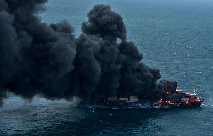 Mesto nesreče in poškodovano ladjo so si že ogledali nizozemski in belgijski strokovnjaki, iz sosednje Indije so obljubili pomoč obalne straže in letal ter tudi reševalne čolne. | Foto: Reuters