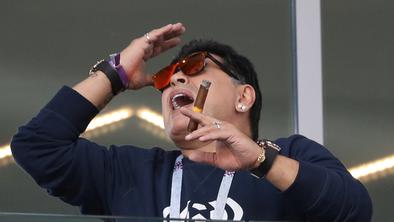 Zgodba je dobila preobrat: Maradona se je opravičil zaradi kajenja in zanikal rasizem