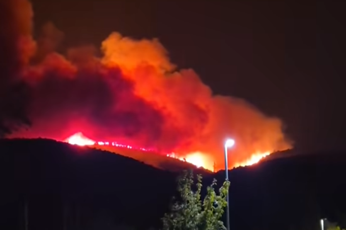 Brač požar | Goreli so trava, nizko rastlinje in borov gozd. Sprva ogenj ni ogrožal hiš, kasneje pa se je približal naseljema Ložišća in Gornja Bobovišća. | Foto Vatrogasci 193/Facebook