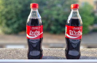 Ime, ki nekaj pomeni. Zakaj ljudje množično iščejo Coca-Colo z imenom?