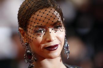 Si je Beyonce sposodila glas madžarske romske pevke?