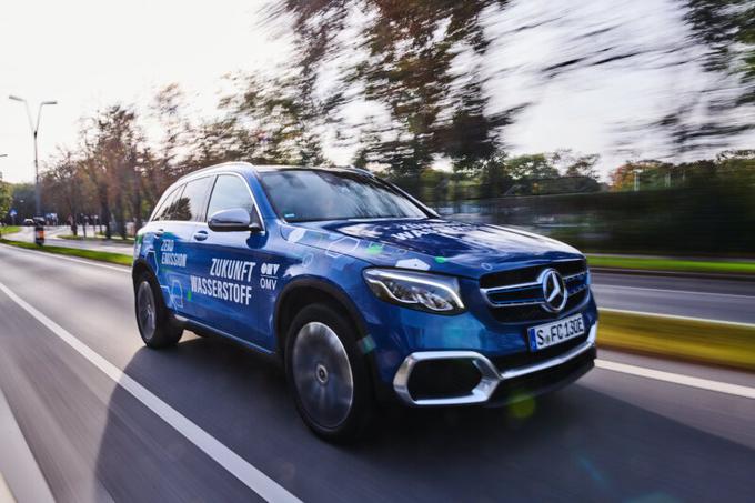 Mercedes-Benz je za zdaj z vodikom poizkusil pri modelu GLC, a tudi znotraj koncerna Daimler za zdaj več pozornosti namenjajo klasičnim električnim avtomobilom. | Foto: OMV