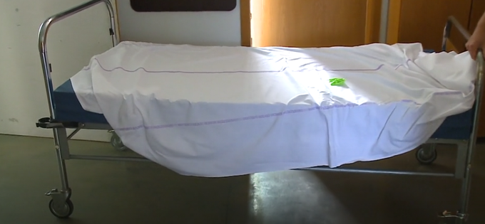 Zdravniške postelje niso prilagojene za tiste, ki so gibalno ovirani.  | Foto: Planet TV