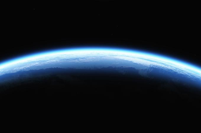 Tako imenovano Karmanovo črto oziroma navidezno mejo na višini sto kilometrov nad površino Zemlje, kjer se "začne" vesolje, bi loputa s hitrostjo 56 kilometrov na sekundo namreč prečkala po manj kot dveh sekundah. | Foto: Thinkstock