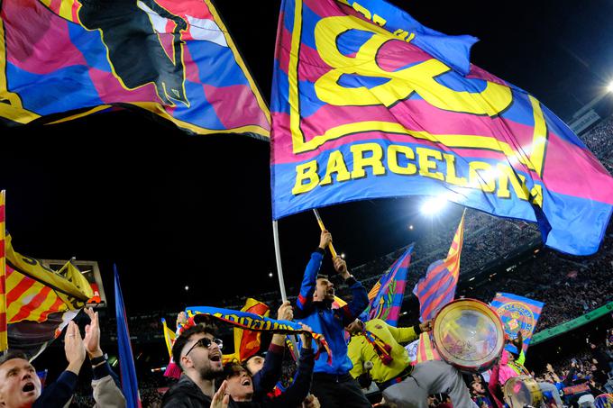 Pred tekmo so bile zastave navijačev Barcelone še visoke dvignjene. | Foto: Reuters