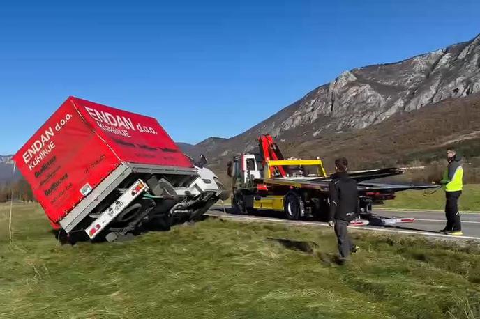 burja, kombi, prevrnjeno vozilo | Vetrovno bo, napovedujejo na agenciji za okolje. Na fotografiji je zaradi močnega vetra prevrnjen kombi na regionalni cesti med Podnanosom in Vipavo, december 2024. | Foto Timotej Curk / facebook