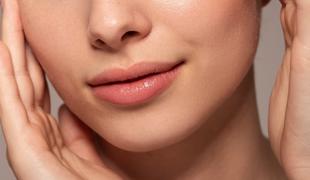 Kaj je piling za ustnice in kako ga uporabljati v hladnejših dneh?