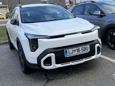 Slovo poceni motorjev, vse se draži, električni pa v Sloveniji do novega mejnika