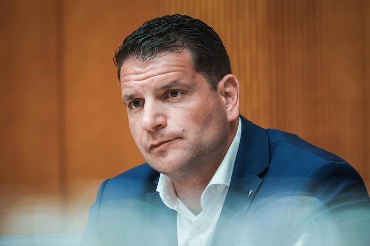 Predsednik DZ Zoran Stevanović je v sredini izjavi za medije opozoril, da lahko Brejčevo peticijo posameznik podpiše tudi tisočkrat in da se lahko ljudje podpišejo s ponarejenim e-naslovom. "Videli smo, da to peticijo podpisujejo tudi razni Jezusi Kristusi, Jamesi Bondi, Chucki Norrisi, Vladimirji Putini in določena pravljična bitja," je dejal. "Meni je moralna kapaciteta teh ljudi, ki stojijo za peticijo, popolnoma jasna in od njih tudi nisem pričakoval nič več," je dejal. Dodal je, da je Brejc pri tem "kolateralna škoda". | Foto: STA