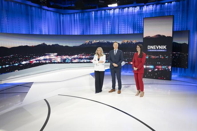 predstavitev novega studia za informativne oddaje na Televiziji Slovenija. RTVSLO. Manica Janežič Ambrožič, Saša Krajnc in Vita Vlašič. | Kot so za Siol.net sporočili z RTV Slovenija, so imeli po dobrem desetletju v investicijskem proračunu na voljo sredstva (približno 750 tisoč evrov), s katerimi so lahko posodobili studio in izboljšali uporabniško izkušnjo. | Foto Bojan Puhek