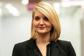 Ministrica, ki ljubi rdečo šminko