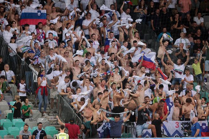 Združeni navijači Slovenije so popestrili dogajanje v Stožicah. | Foto: www.alesfevzer.com