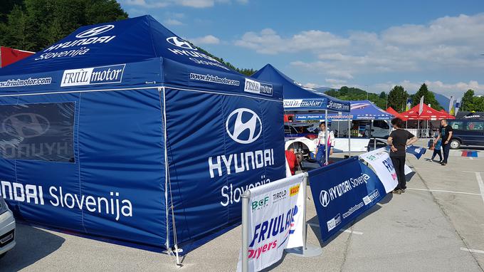 Napisi slovenskega uvoznika znamke Hyundai na šotorih Claudia De Cecca. | Foto: Gregor Pavšič