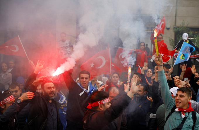 Vodja poslanske skupine glavne turške opozicijske Republikanske ljudske stranke (CHP) Özgür Özel je sicer sporočil, da naj bi v eni od vasi v okrožju Eyyübiye na jugovzhodu države prišlo do napada na opazovalce volitev iz vrst CHP. Na Twitterju je zapisal, da so več opazovalcev pretepli in jim razbili telefone, ker so nasprotovali nepravilnostim pri glasovanju. | Foto: Reuters