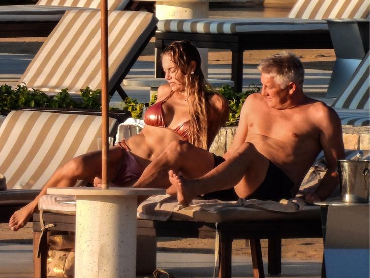 Na oddihu v Grčiji sta se predajala toplim sončnim žarkom. | Foto: Profimedia