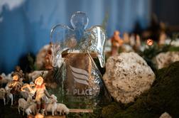 Nika in Domen Prevc steklena angela posodila domačim jasličarjem