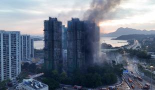 Požar v Hongkongu še divja, število smrtnih žrtev in pogrešanih narašča #video