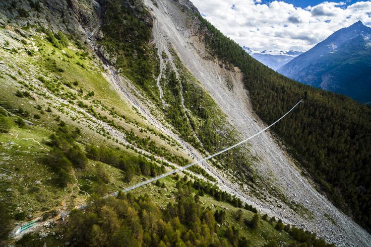 Most so poimenovali po njegovem glavnem sponzorju Charlesu Kuonenenu (Charles Kuonenen Suspension Bridge), psihologu in solastniku družinske vinske kleti v kraju Salgesch. | Foto: Valentin Flauraud