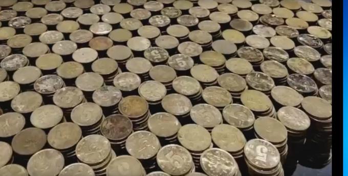 Na tisoče kovancev po pet juanov, v skupni vrednosti približno devet tisoč evrov, je bilo zloženih v desetih škatlah. | Foto: 