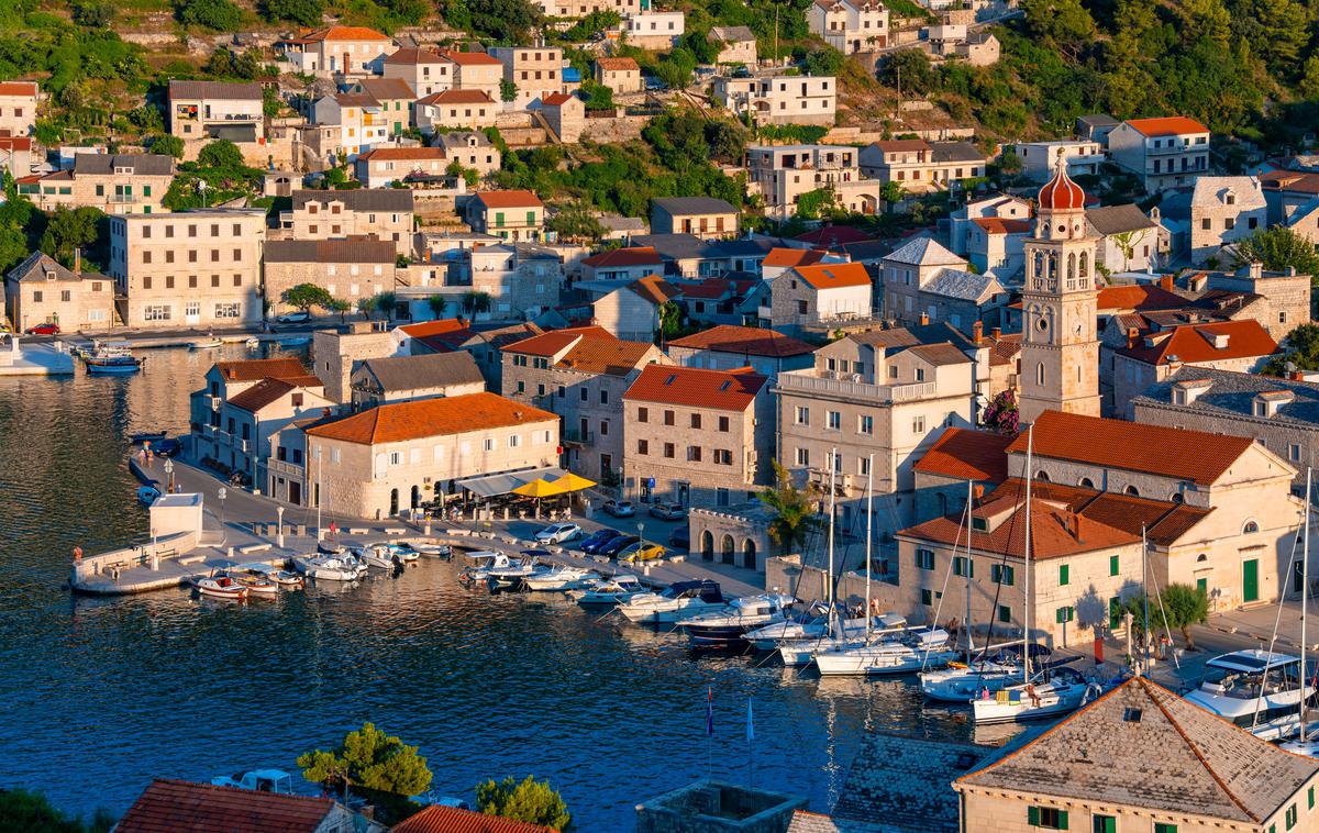 Pučišća, Brač, Hrvaška | Naselje Pučišća na Braču, kjer so v pristanišču našli volilne glasovnice  | Foto Shutterstock