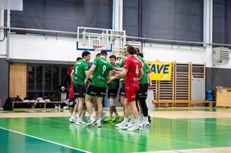 Novomeščani presenetili Kanalce, Triglavani vzeli niz ACH Volleyju