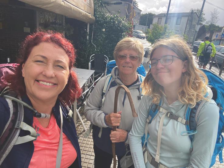 S hčerko Sanjo in mamo Antonijo skupaj na poti, ki so jo poimenovale Camino treh generacij. | Foto: osebni arhiv Eve Remškar