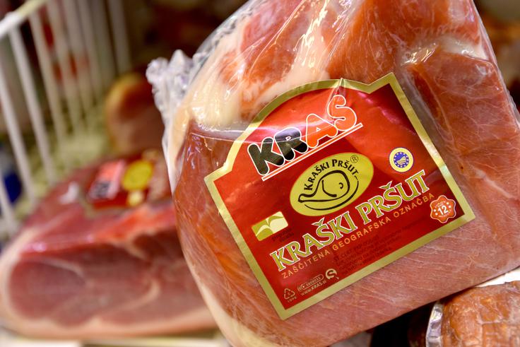 Kras je eno od tistih slovenskih podjetij, ki po Agrokorjevem prevzemu čuti posledice na Mercatorjevih policah, saj je njegov neposredni tekmec Agrokorjev PIK Vrbovec. | Foto: STA ,