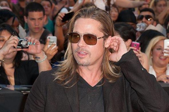 Brad Pitt se uči voziti tank