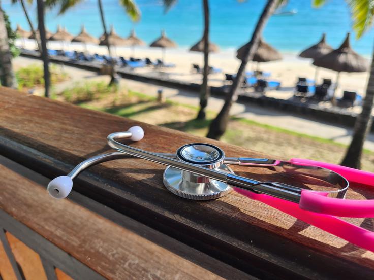 stetoskop na plaži, zdravstvena pomoč na počitnicah | Foto: Shutterstock