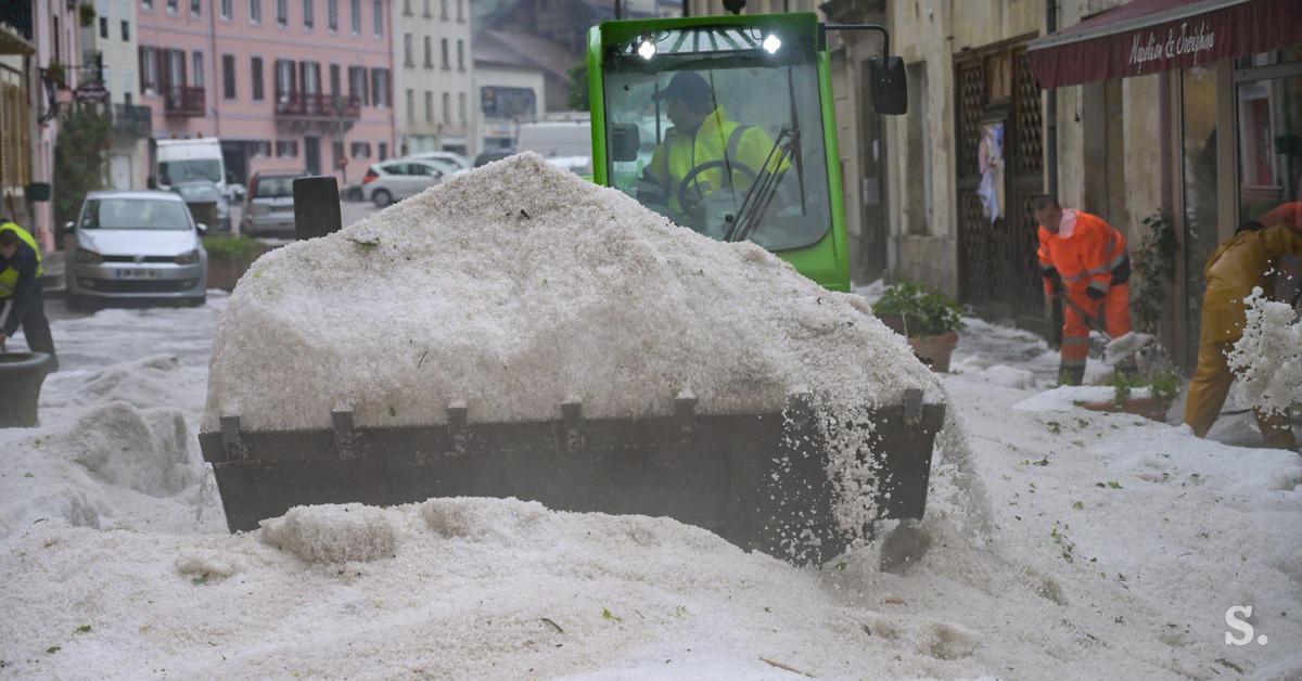 La grêle a été enlevée avec des chasse-neige en France, violente tempête avec inondations en Allemagne #photo #vidéo