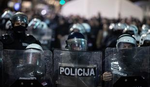 V Beogradu spet vre: v podporo novinarjem se je zbrala večja množica