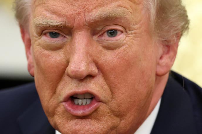 Donald Trump | ZDA so že uvedle 35-odstotne carine na uvoz blaga iz Kanade, čeprav za večino blaga ne veljajo zaradi še vedno veljavnih trgovinskih sporazumov med državama. Uvedle pa so 50-odstotne carine na kovine in 25-odstotne na avtomobile, poroča britanski BBC. | Foto Reuters